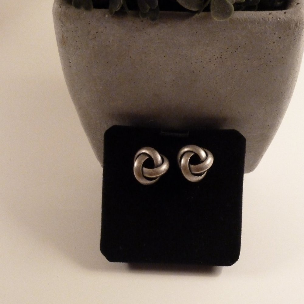 Knot Earrings Pierced
